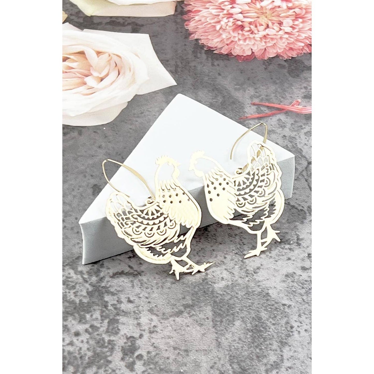 REFLECTIVE CHICKEN FILIGRE DROP HOOK EARRING: GOLD