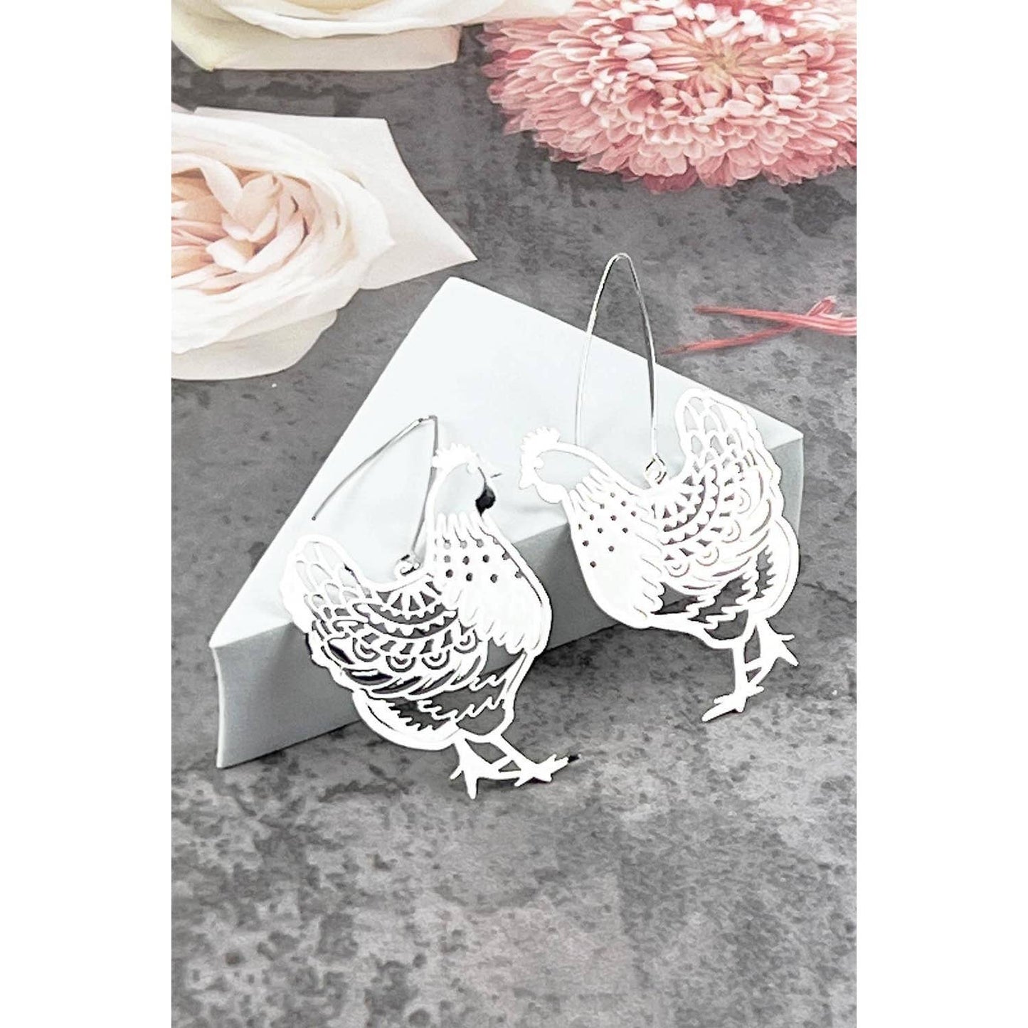 REFLECTIVE CHICKEN FILIGRE DROP HOOK EARRING: GOLD