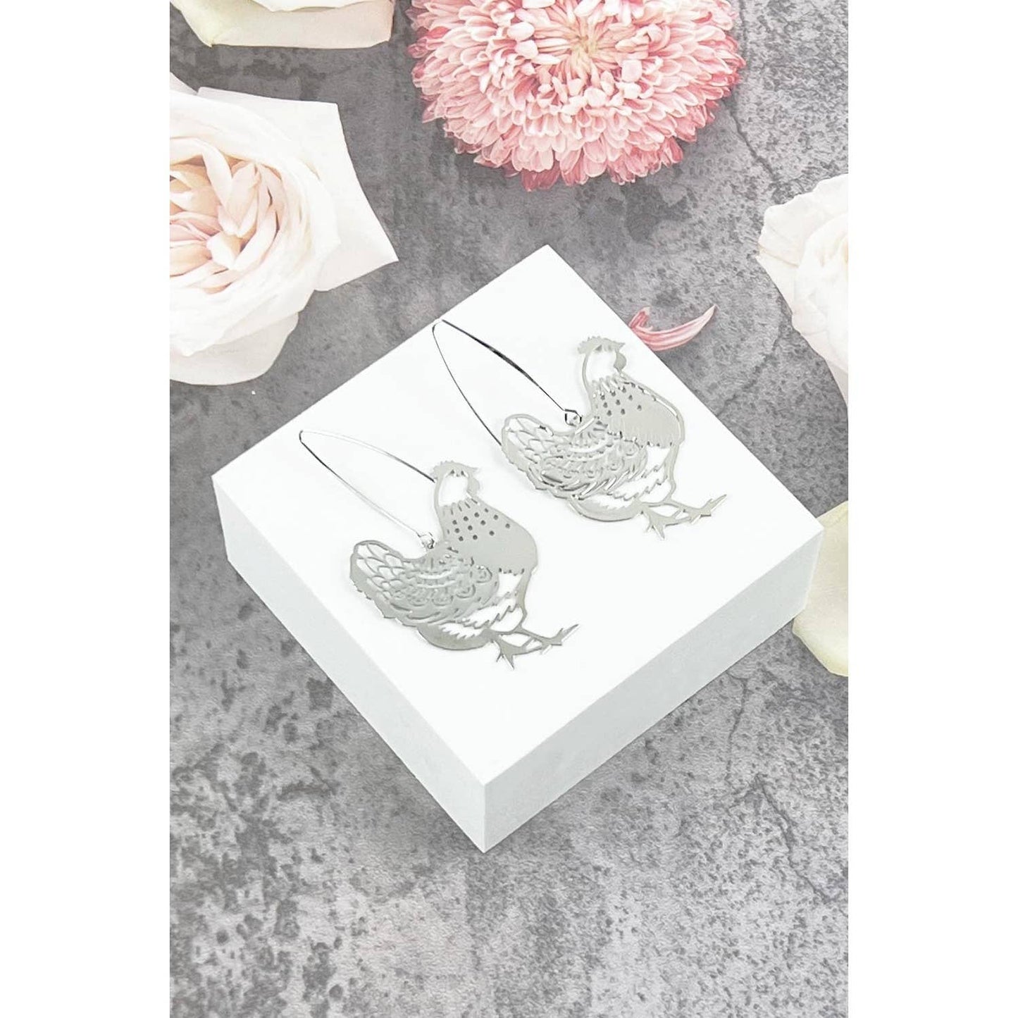 REFLECTIVE CHICKEN FILIGRE DROP HOOK EARRING: GOLD